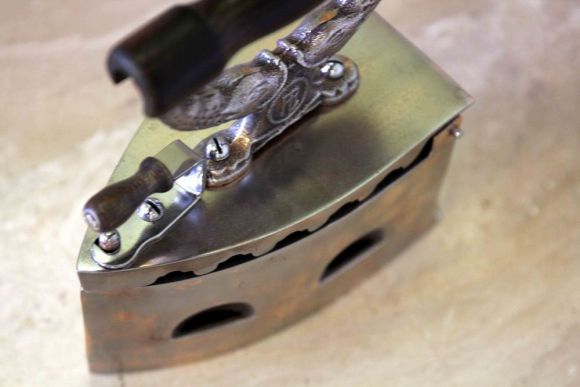 Старинный утюг с рыбками. Состояние идеальное. Европа. Начало 20 века