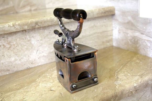 Старинный утюг с рыбками. Состояние идеальное. Европа. Начало 20 века