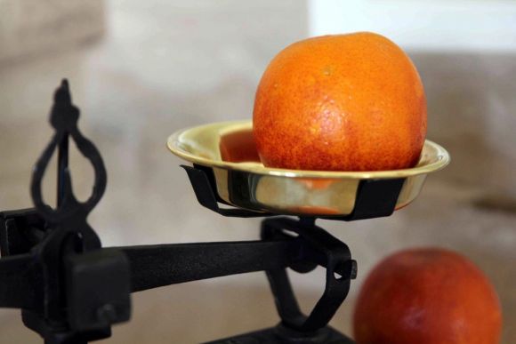 Старинные чугунные весы, рассчитанные на 1 кг веса