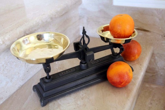 Старинные чугунные весы, рассчитанные на 1 кг веса