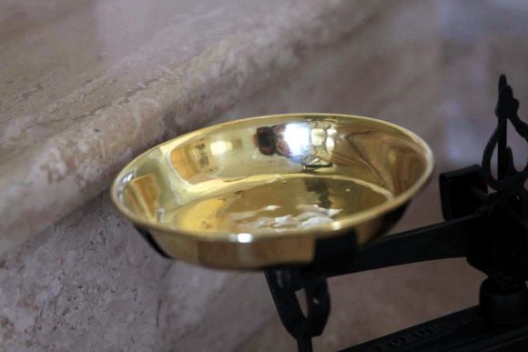 Старинные чугунные весы, рассчитанные на 1 кг веса