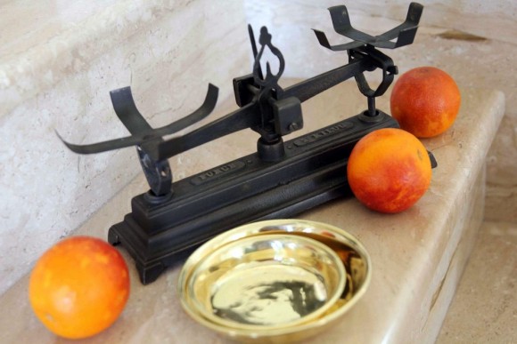 Старинные чугунные весы, рассчитанные на 1 кг веса