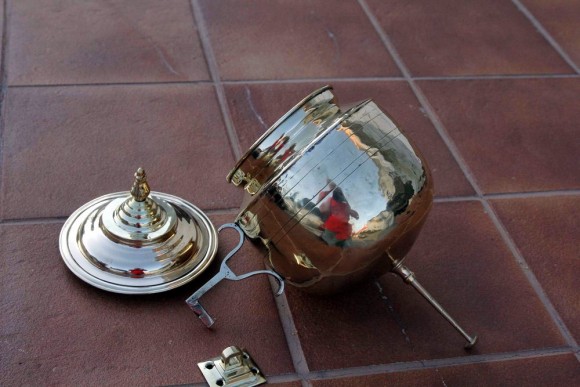 Антикварный европейский умывальник из латуни