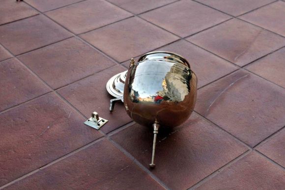 Антикварный европейский умывальник из латуни