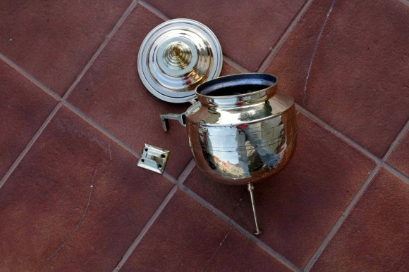 Антикварный европейский умывальник из латуни