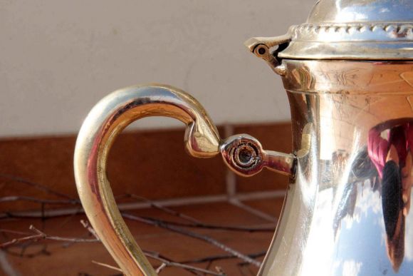 Посеребренный изящный кофейник в идеальном состоянии