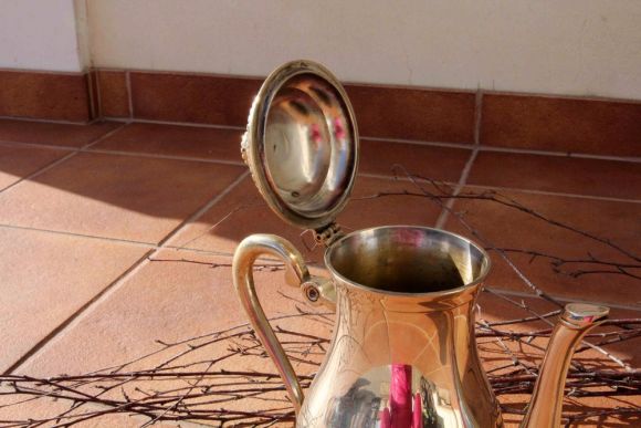 Посеребренный изящный кофейник в идеальном состоянии