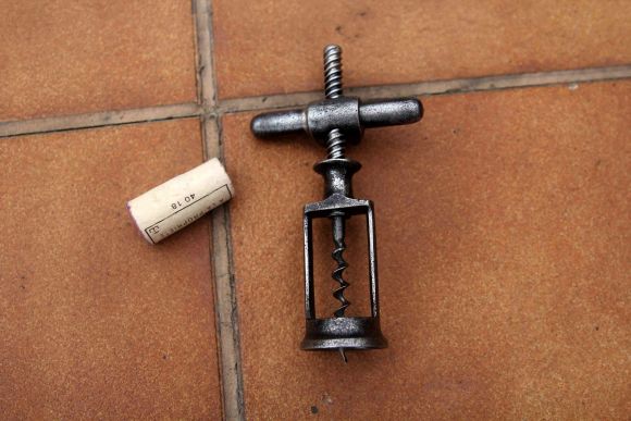 Старинный штопор из черного металла