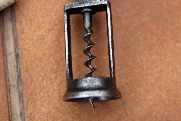 Старинный штопор из черного металла