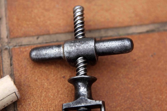 Старинный штопор из черного металла