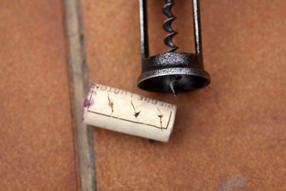 Старинный штопор из черного металла