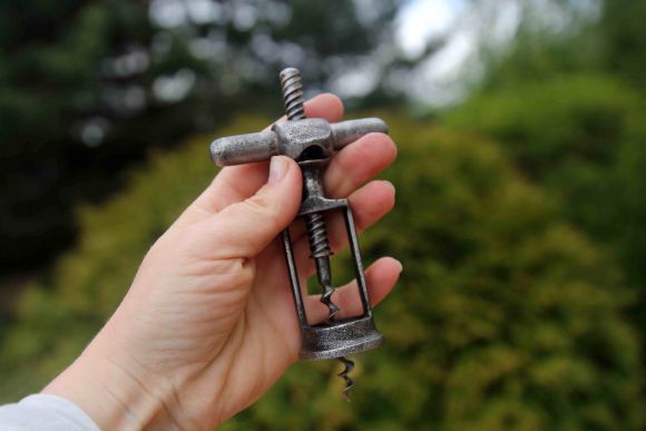 Старинный штопор из черного металла