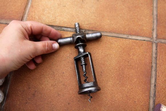 Старинный штопор из черного металла