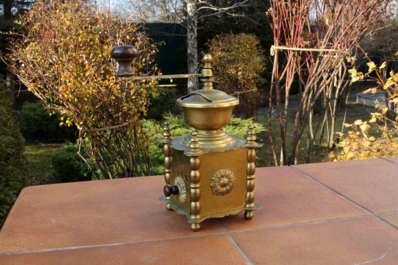 Винтажная кофемолка из латуни. Европа. Начало 20 века