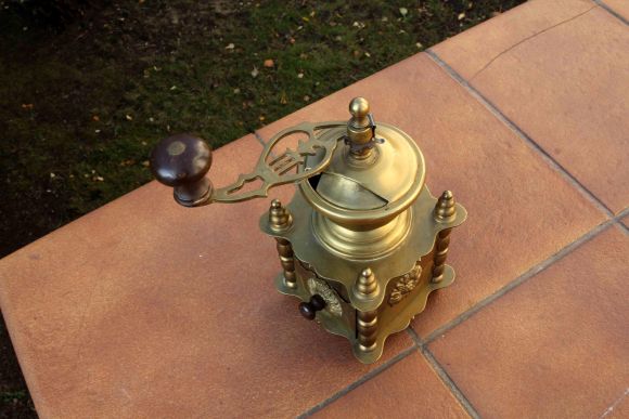 Винтажная кофемолка из латуни. Европа. Начало 20 века