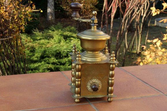 Винтажная кофемолка из латуни. Европа. Начало 20 века