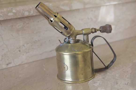 Антикварная латунная паяльная лампа с клеймом.
