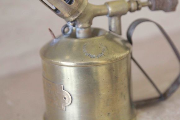 Антикварная латунная паяльная лампа с клеймом.