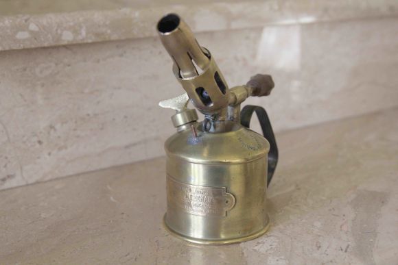 Антикварная латунная паяльная лампа с клеймом.