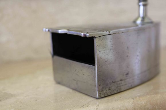 Старинный гладкий утюг после полной реставрации. Европа. Середина 20 века