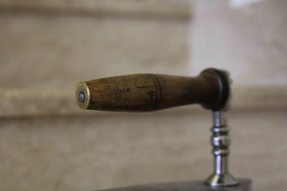 Старинный гладкий утюг после полной реставрации. Европа. Середина 20 века