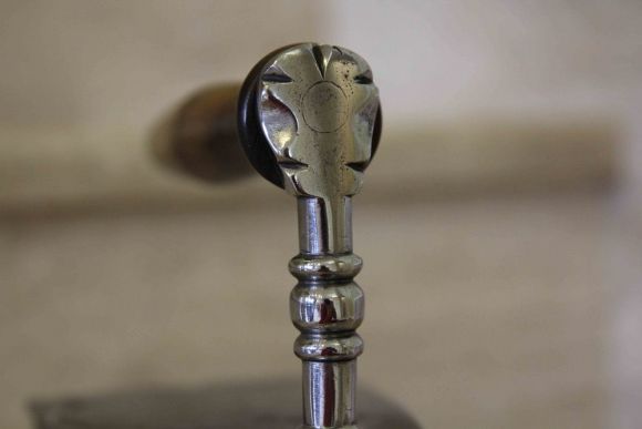 Старинный гладкий утюг после полной реставрации. Европа. Середина 20 века