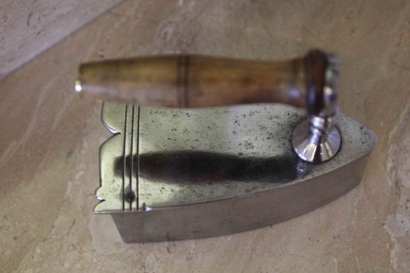 Старинный гладкий утюг после полной реставрации. Европа. Середина 20 века