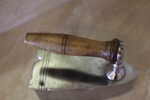 Старинный гладкий утюг после полной реставрации. Европа. Середина 20 века