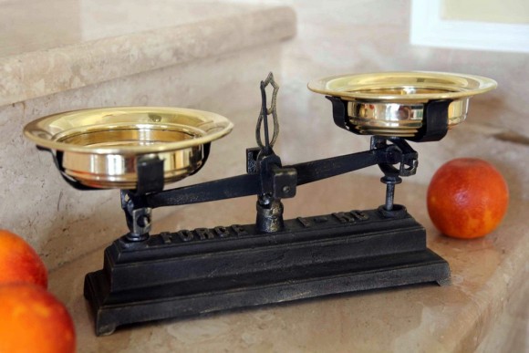 Старинные чугунные весы , рассчитанные на 2 кг  ХХвек , Европа