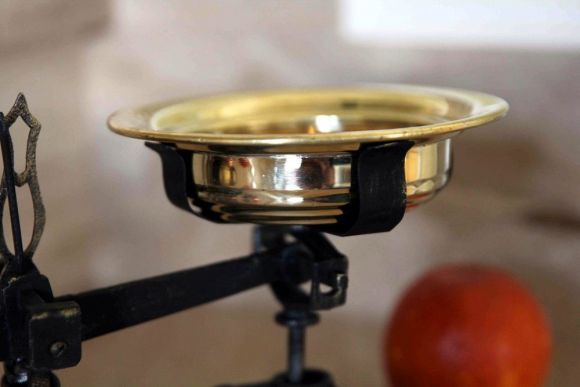 Старинные чугунные весы , рассчитанные на 2 кг  ХХвек , Европа