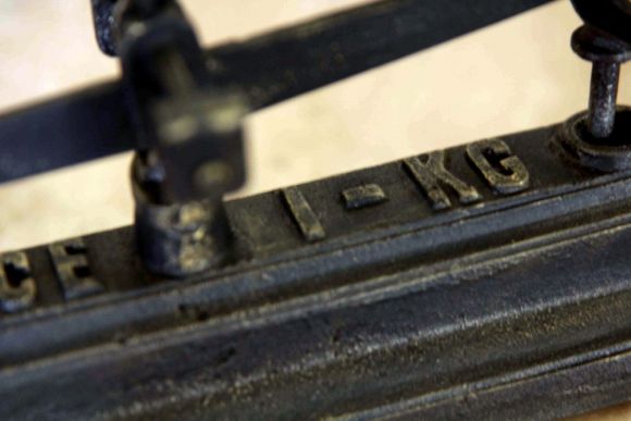 Старинные чугунные весы , рассчитанные на 2 кг  ХХвек , Европа