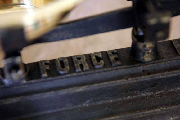 Старинные чугунные весы , рассчитанные на 2 кг  ХХвек , Европа