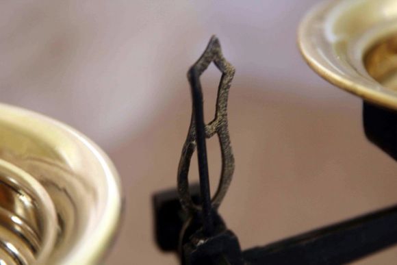 Старинные чугунные весы , рассчитанные на 2 кг  ХХвек , Европа