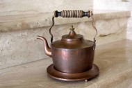 Редкий старинный медный чайник в патине на подставке Редкий старинный медный чайник в патине на подставке