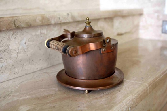 Редкий старинный медный чайник в патине на подставке