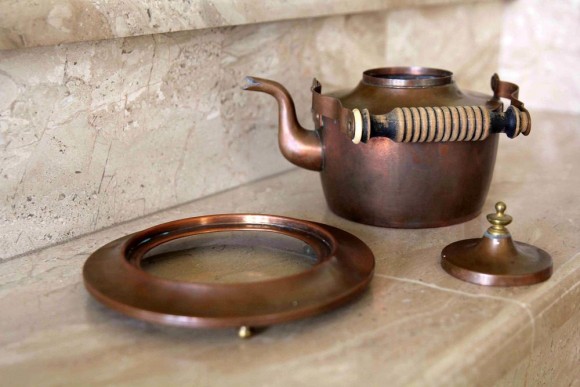 Редкий старинный медный чайник в патине на подставке