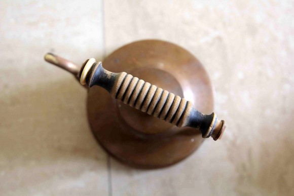 Редкий старинный медный чайник в патине на подставке