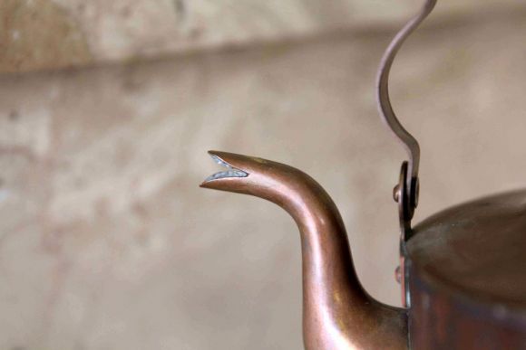 Редкий старинный медный чайник в патине на подставке