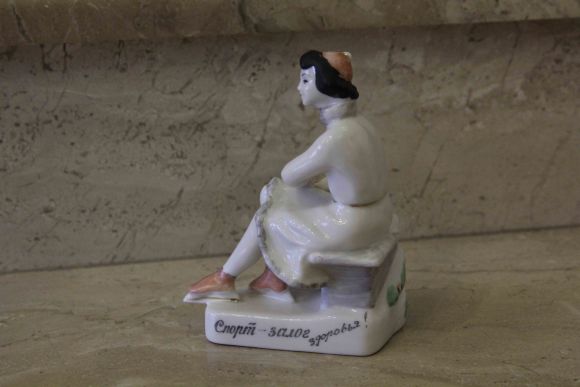 Спорт залог здоровья - конькобежка - советский фарфор 50 гг