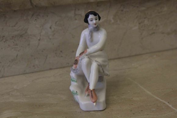 Спорт залог здоровья - конькобежка - советский фарфор 50 гг