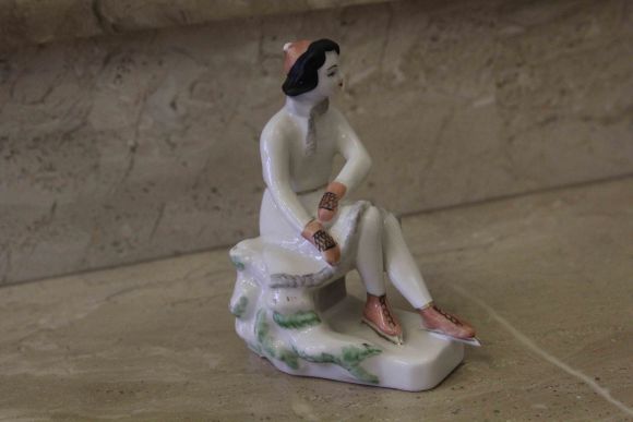 Спорт залог здоровья - конькобежка - советский фарфор 50 гг