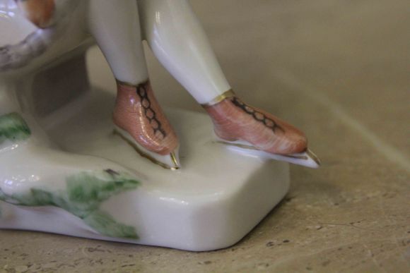 Спорт залог здоровья - конькобежка - советский фарфор 50 гг