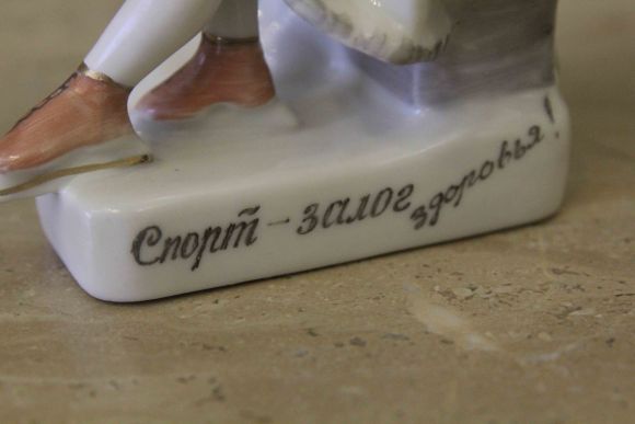 Спорт залог здоровья - конькобежка - советский фарфор 50 гг