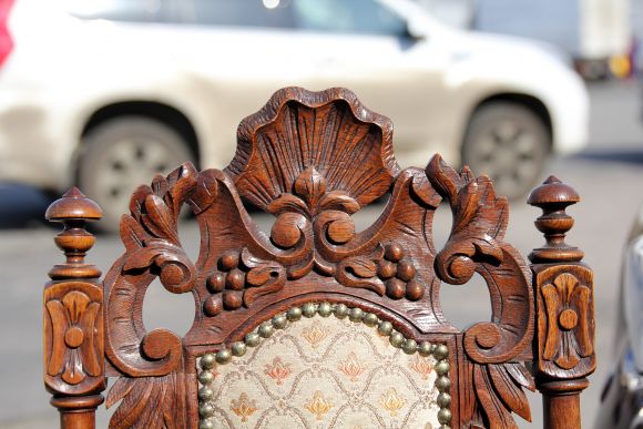 Антикварный резной стул