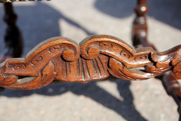 Антикварный резной стул