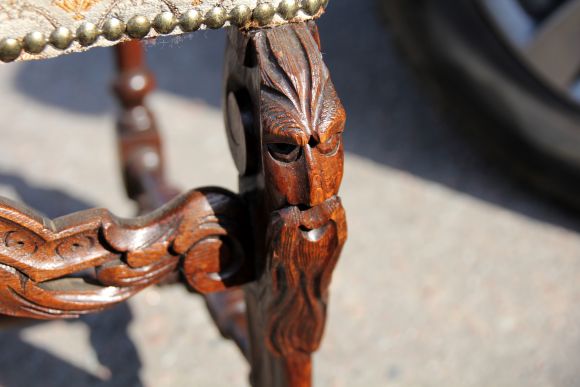 Антикварный резной стул