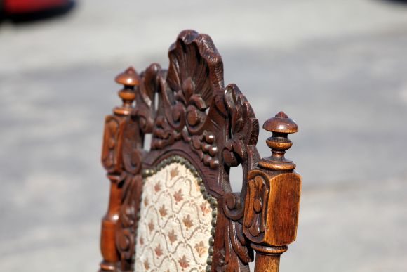 Антикварный резной стул