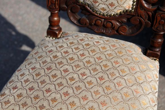 Антикварный резной стул