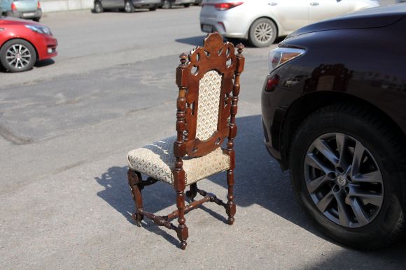 Антикварный резной стул