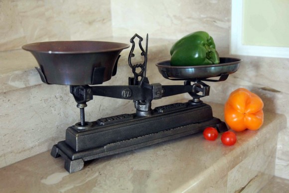 Старинные чугунные весы , рассчитанные на 5 кг  ХХвек , Европа